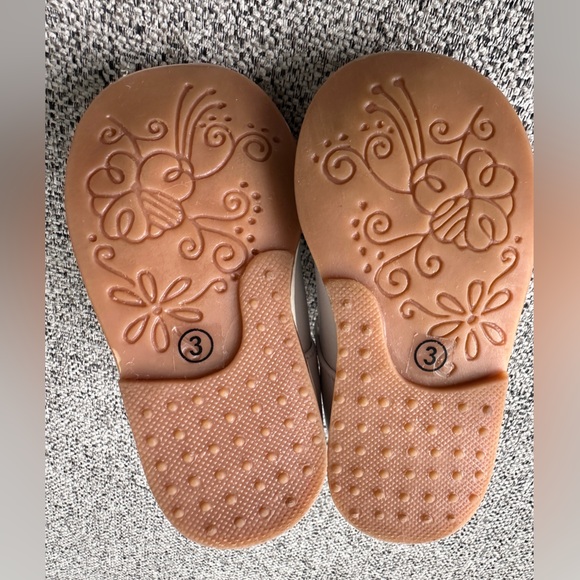 Karela Baby girl’s Garden Walking Shoes. These white leather shoes .  Size 3M. - Picture 12 of 12